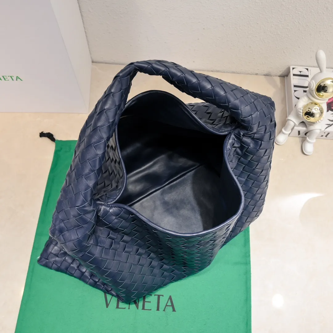 Batch 2160 #Bv New large HOP bag, the bag body and handles are made of a whole piece of woven leather. The bag body is soft and lazy. Hop symbolizes the praise of innovation and eternal craftsmanship [love]. The pyramid silhouette combines practicality and fashion. Modern and casual, the bag mouth is double-sided closed design, more convenient and safe! The cowhide texture also makes the bag more wear-resistant and durable. A must-have for fashionable ladies who like minimalism yet comfortable and casual! Size: 54x24x13, Model: 3970#